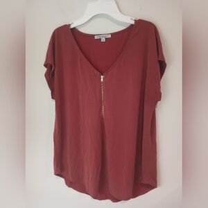 Green Envelope Rust Short Sleeve V-Neck Top with Gold Zipper